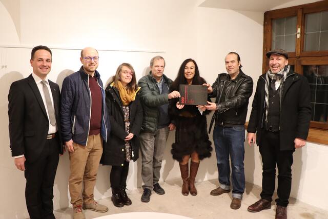 Zeigten sich stolz über das gemeinsame Werk: Bgm. Daniel Patscheider, Robert Stefan, Simone Stefan, John Koolen, Sylvia Mader, Christoph Mathoy und Günter Patscheider (v.l.). | Foto: Othmar Kolp