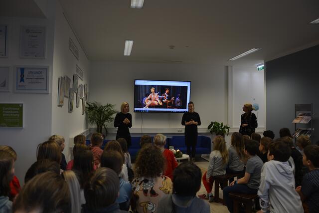Die Schulleiterinnen Julia Pfeifer und Marianne Gande luden die Sängerin in die Schule ein. | Foto: Violetta Glatz