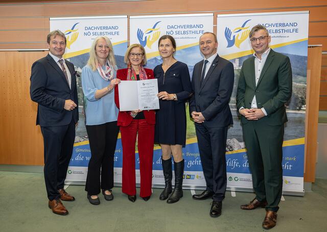 Obmann Ronald Söllner, Selbsthilfe-Ansprechpartnerin Brigitte Leichtfried, Landeshauptfrau Johann Mikl-Leitner, Kaufmännische Direktorin Klaudia Watzinger, Vorstand Konrad Kogler und Generaldirektor Bernhard Wurzer bei der Urkundenüberreichung
| Foto: NLK/Pfeffer