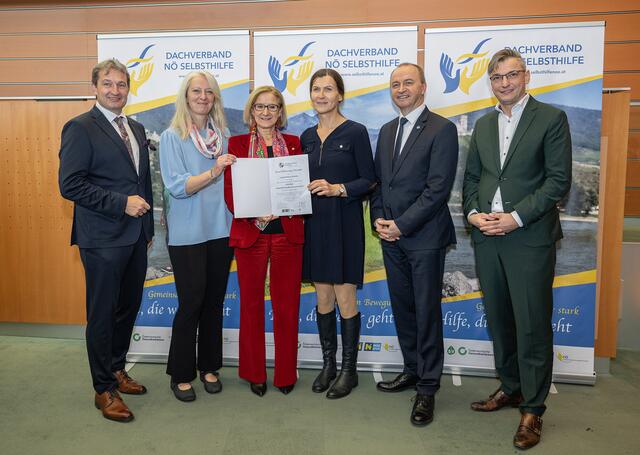 Obmann Ronald Söllner, Selbsthilfe-Ansprechpartnerin Brigitte Leichtfried, Landeshauptfrau Johann Mikl-Leitner, Kaufmännische Direktorin Klaudia Watzinger, Vorstand Konrad Kogler und Generaldirektor Bernhard Wurzer bei der Urkundenüberreichung
 | Foto: NLK/Pfeffer