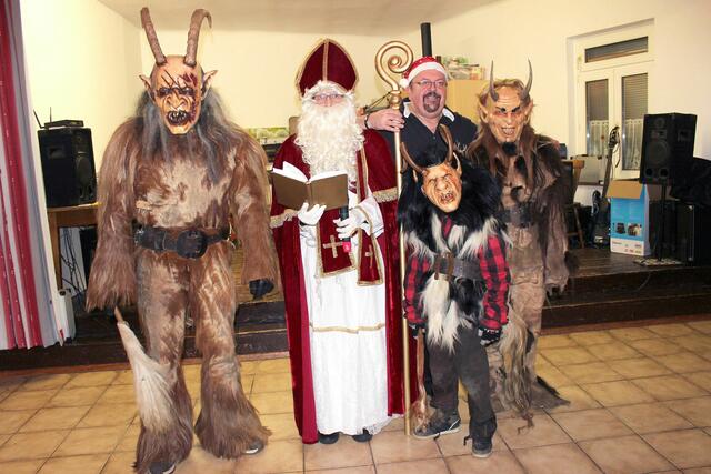 Perchtenfamilie Wippel-Kölblinger aus Krummnußbaum! Links: Perchtenpapa Wippel Mario, Nikolaus Nusserlwirt Andreas Hausmann, Stammtischleiter Leo Teufl, kleiner Perchtensohn David Kölblinger, Perchtentochter rechts Leonie Kölblinger. | Foto: J. &amp; M. Rathkolb