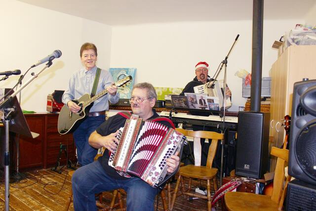 Hans Leitner Gitarre(Neumarkt/Y.), Karl Kendler Steirische (Rabenstein), Stammtischleiter Leo Teufl Akkordeon (Krummnußbaum). | Foto: J. &amp; M. Rathkolb