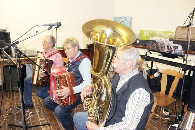 Links: Albert Jerhof (Akkordeon), Alfons Neubauer (Steirische), Hans Katzensteiner (Tuba). | Foto: J. &amp; M. Rathkolb