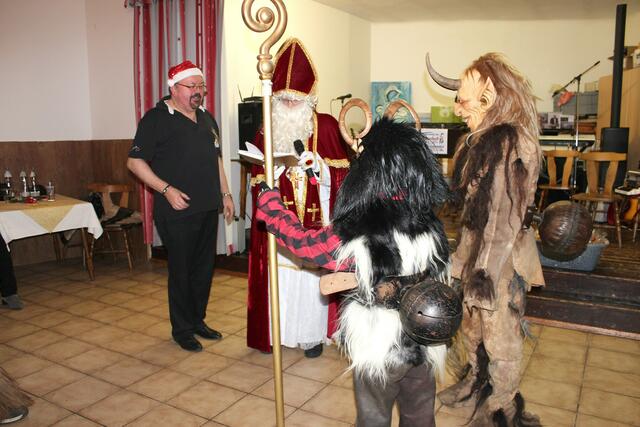 Der Stammtischleiter empfängt den Nikolaus samt Perchten. | Foto: J. &amp; M. Rathkolb