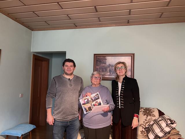 Die Bildeinerin Maria Eberhardt feierte ihren 91. Geburtstag. Sie war viele Jahre als Erzählerin im "Geschichte(n)haus" tätig. Bürgermeister Emmerich Zax jun. und Gemeinderätin Adella Glocknitzer stellten sich als Gratulanten der Gemeinde ein. | Foto: KVGG