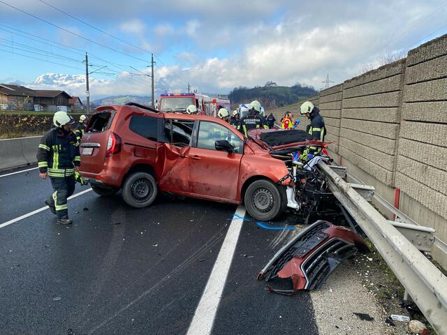 Am 6. Dezember kam es auf der B178- Umfahrung Bruckhäusl bei Wörgl zu einem schweren Verkehrsunfall, bei dem vier Fahrzeuge involviert waren.  | Foto: ZOOM.Tirol