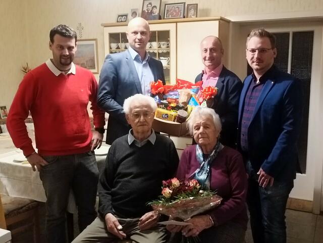 Alois und Theresia Pammer aus Gerersdorf feierten das seltene Jubiläum der Gnadenhochzeit. Amtmann Manuel Stranczl, Vbgm. Manuel Zach, Bgm. Roman Jandrisevits und Gemeindevorstand Mattias Hafner (von links) stellten sich mit Glückwünschen ein. | Foto: Gemeinde Gerersdorf-Sulz