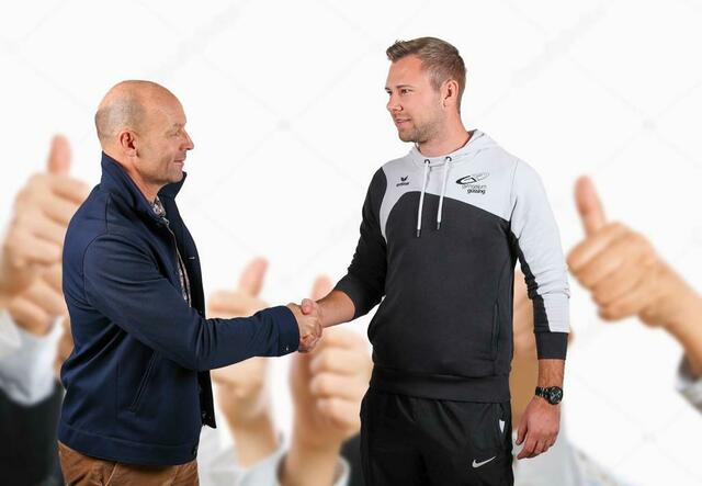 Jürgen Pranger, Sportprofessor am Gymnasium Güssing, hat das UEFAB-Diplom B für Fußballtrainer geschafft. Direktor Robert Antoni gratulierte namens der Schulgemeinschaft. | Foto: BORG Güssing