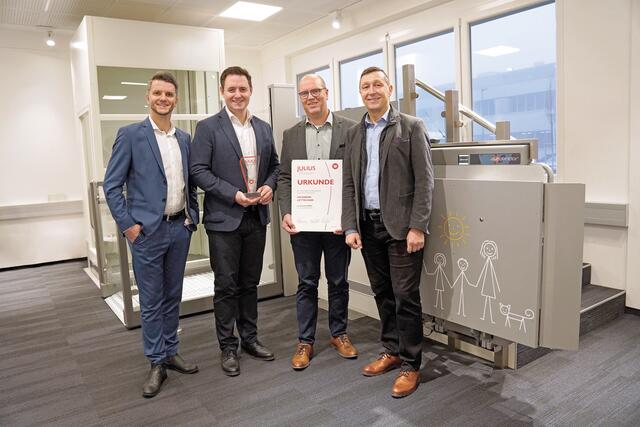 Ascendor Lifttechnik erhielt den Julius-Award: Andreas Höllinger (links) und Harald Haselmayr (rechts) überreichten den Ascendor Geschäftsführern Maximilian Priglinger und Erwin Roither (zweiter von rechts) den Julius-Award. | Foto: Ascendor/Susanne Pfleger