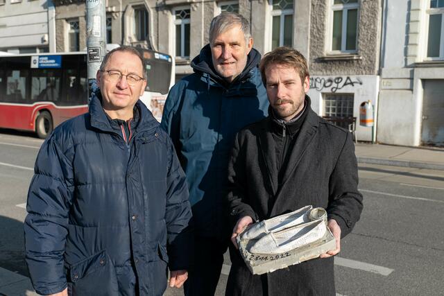 Christian Dechant (re.) von der Initiative "Geht doch Wien" legte mit seinen beiden Kollegen die Schuhe nieder.  | Foto: Markus Spitzauer