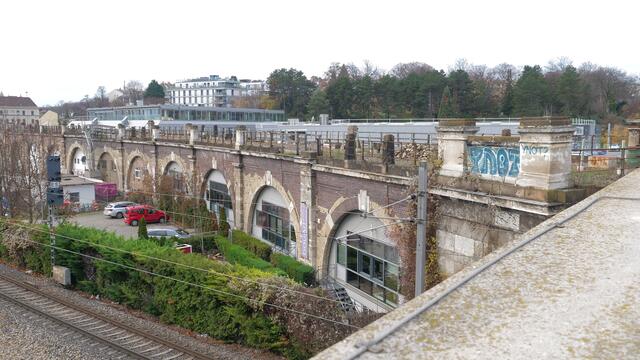 Eine alte Bahntrasse in Döbling soll bald zum Besuchermagneten für Wien werden. | Foto: Max Spitzauer