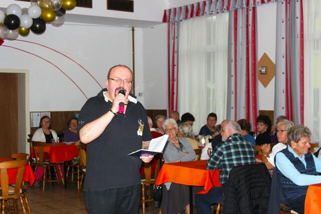 Der Stammtischleiter Leo Teufl begrüßt seine Musikanten &amp; Gäste! | Foto: J. &amp; M. Rathkolb