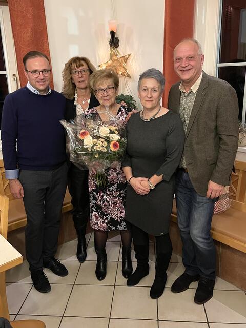 Johanna Ernst aus Olbendorf feierte ihren 80. Geburtstag. Bgm. Wolfgang Sodl und Vbgm. Florian Ohrenhofer gratulierten im Beisein der Familie mit einem Gutschein und einem Blumenstrauß. | Foto: Gemeinde Olbendorf