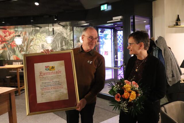 Hermann Mussak trägt nun das Silberne Ehrenzeichen der Gemeinde St. Anton am Arlberg. Mit im Bild ist seine Frau Daniela.  | Foto: Elisabeth Zangerl 