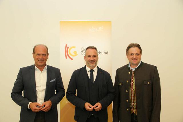 Im Gemeindebund schätzt man die Anzahl der Gemeinden, die wegen der Teuerung bei der Straßenbeleuchtung einsparen, "auf rund ein Viertel", sind sich Christian Poglitsch (links) und Günther Vallant (Mitte) einig. | Foto: Kärntner Gemeindebund