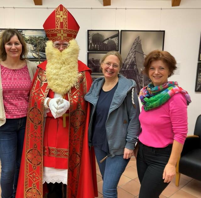 Der Nikolaus besuchte die Stadtbücherei in Weiz und las "Die Legende vom Hl. Nikolaus" vor. Hier im Bild v.l.: Die neue Bücherei-Leiterin Sandra Buchgraber, der Nikolaus, Pia Grunner-Reimoser und Josefa Schatzmayr. | Foto: Stadtbücherei Weiz