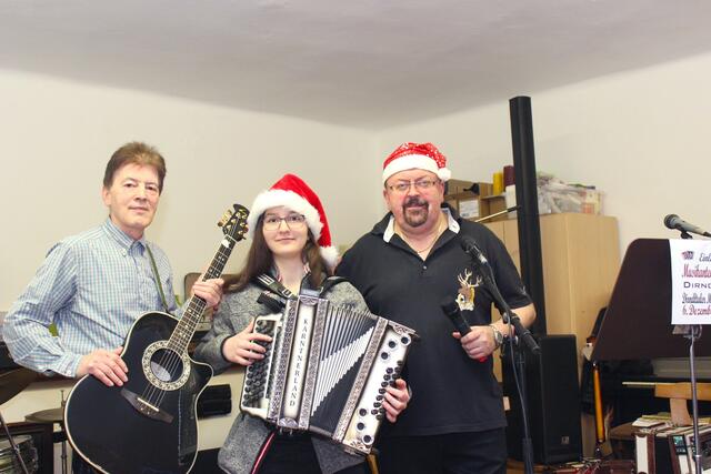 Weihnachtsstimmung! Links: Hans Leitner (Neumarkt/Y.) und Nicole Wurzer-
Koch (Scheibbs) treten nun auch als Duo „Nicole und Hans“ gemeinsam auf. Rechts: Stammtischleiter Leo Teufl (Krummnußbaum).
 | Foto: J. &amp; M. Rathkolb