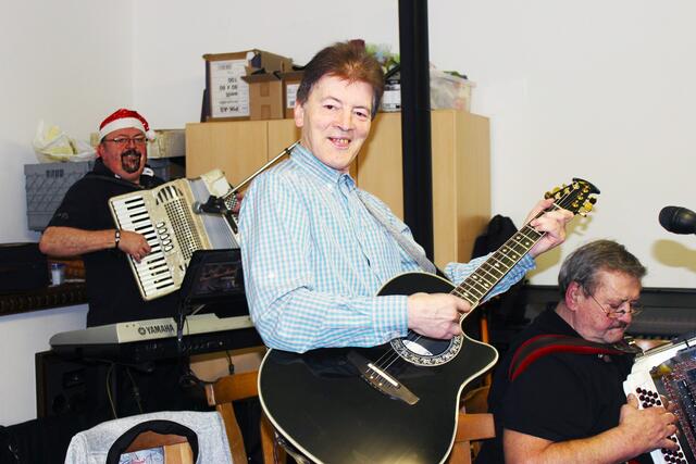 Hans Leitner Gitarre(Neumarkt/Y.), Karl Kendler Steirische (Rabenstein), Stammtischleiter Leo Teufl Akkordeon (Krummnußbaum). | Foto: J. &amp; M. Rathkolb