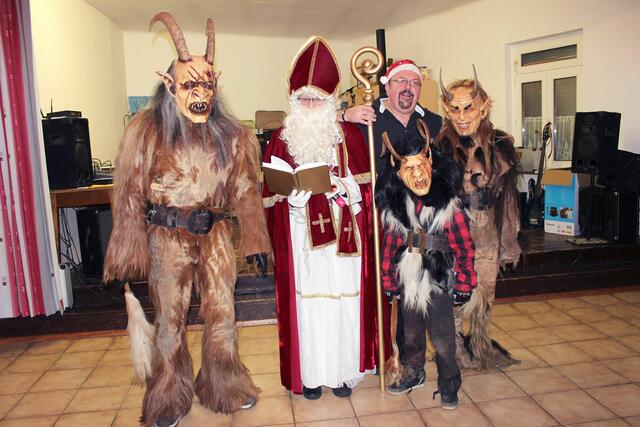 Perchtenfamilie Wippel-Kölblinger aus Krummnußbaum! Links: Perchtenpapa Wippel Mario, Nikolaus Nusserlwirt Andreas Hausmann, Stammtischleiter Leo Teufl, kleiner Perchtensohn David Kölblinger, Perchtentochter rechts Leonie Kölblinger. | Foto: J. &amp; M. Rathkolb