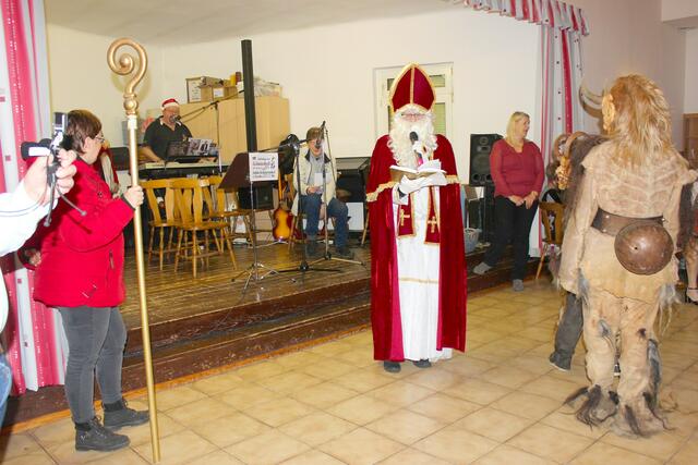 Besinnlicher Ausklang! Zum Abschluss sang der Nikolaus gemeinsam mit den Gästen ein Adventlied. | Foto: J. &amp; M. Rathkolb
