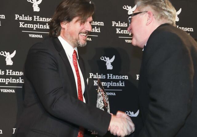 Christoph Kulterer, CEO &amp; Eigentümer der HASSLACHER Gruppe nahm den Preis von Martin Schwarz, Gründer der Initiativen Wirtschaft für Kunst entgegen | Foto: HASSLACHER Gruppe