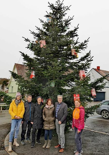 Eine riesige Tanne ziert den Dorfplatz in Lengenfeld. Nach der Veranstaltung wurde der Baum von der GGLengenfeld mit liebevoll geschmückten Weihnachts-Pakerln  geschmückt. Bürgermeister Christian Kopetzky zeigte sich von diesem Engagement sehr erfreut: Verena Biesenberger, Mario Anderl, Josef und Silvia Lang, Bürgermeister Christian Kopetzky und Arbeitskreisleiterin Dorothea Anderl

  | Foto: GGLengenfeld