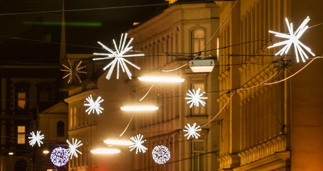 Sechs Kugeln und 24 Sterne leuchten in der Kalvarienberggasse. | Foto: Steinbrenner