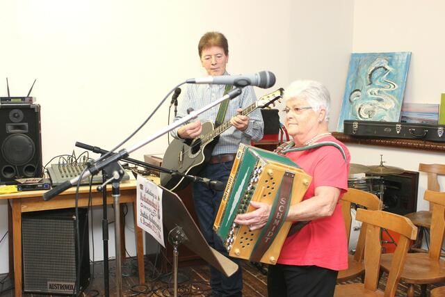 Gemeinsames Musizieren! Links: Hans Leitner, Irmgard Mühlberger. | Foto: J. &amp; M. Rathkolb