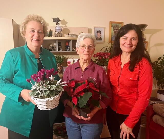 Auf 80 Lebensjahre kann Erna Uszak aus Moschendorf zurückblicken. Zum runden Geburtstag gratulierten SPÖ-Bezirksvorsitzende Verena Dunst und Vizebürgermeisterin Cornelia Kedl-Oswald. | Foto: SPÖ