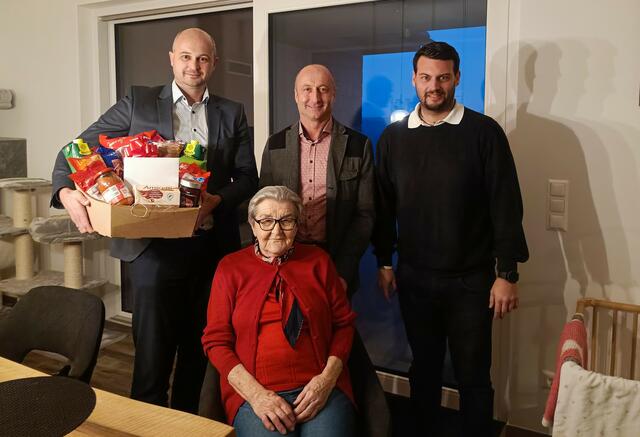 Die Sulzerin Maria Jandrisevits beging ihren 90. Geburtstag, was Vbgm. Manuel Zach, Bgm. Roman Jandrisevits und Amtmann Manuel Stranczl zu einem Gratulationsbesuch veranlasste. | Foto: Gemeinde Gerersdorf-Sulz