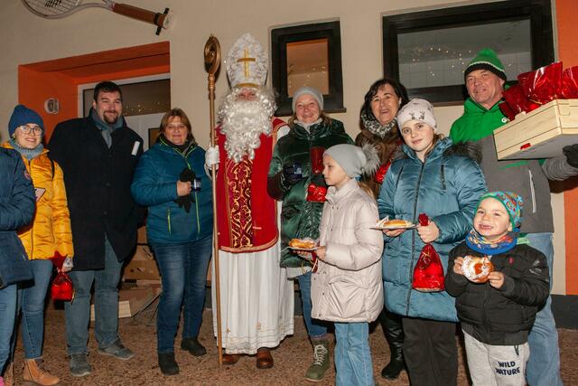 Bgm. Juliana Günther (3vr) freut sich mit den Organisatoren gGR Gerwald Schattleitner (re), gGR Matthias Fischböck (2vl) und Claudia Amsüss (3vl) über die gut besuchte Veranstaltung des Kulturreferates. | Foto: Fotoklub Kematen