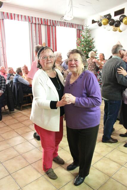 Die Schwester des Stammtischleiters Maria Gruber und auch die Mutter des Stammtischleiters Maria Teufl (88) in Tanzlaune. | Foto: J. &amp; M. Rathkolb