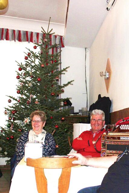 Die Hofbauers beim schönen, großen Christbaum im Nusserlsaal. | Foto: J. &amp; M. Rathkolb