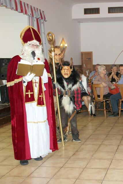 Der Nikolaus spricht ein Mundartgedicht. | Foto: J. &amp; M. Rathkolb