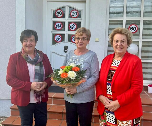 Evelyn Strobl, die Ehrenvorsitzende der SPÖ-Frauen von Ollersdorf, feierte ihren 60. Geburtstag. Bezirksparteivorsitzende Verena Dunst (rechts) und Bezirksfrauenvorsitzende Michaela Raber (links) gratulierten. | Foto: SPÖ