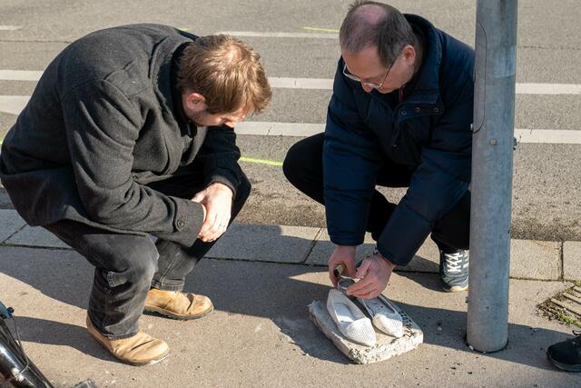 Die "weißen" Schuhe sollen an die Verkehrsopfer erinnern.  | Foto: Markus Spitzauer
