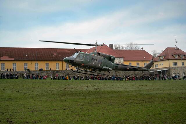 Hoher Besuch in Hörsching: Nikolaus schwebt am Fliegerhorst Vogler ein ...
