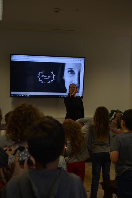 Die Kinder der davinci Schule freuten sich über den Besuch der international bekannten Sängerin Theresa Dax. | Foto: Violetta Glatz