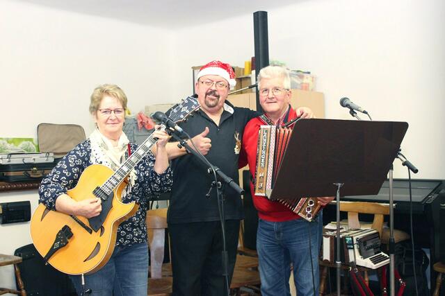 Weihnachtsstimmung mit Duo Hofbauer aus Steyr: Coni und Sepp – in der Mitte der Stammtischleiter Leo Teufl. | Foto: J. &amp; M. Rathkolb