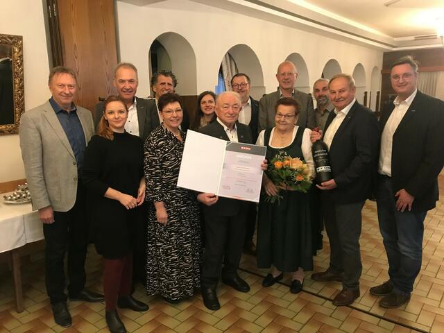 Der langjährige Gastwirt Josef Guttmann aus Deutsch Tschantschendorf beging im Kreise seiner Familie den 90. Geburtstag. Als Gratulanten stellten sich Vertreter der Wirtschaftskammer und der Politik ein.
Die Wurzeln des Gasthauses Guttmann reichen bis ins 19. Jahrhundert zurück. Derzeit wird der Betrieb von Herta Walits-Guttmann in vierter Generation geführt. Josef Guttmann leitete den Betrieb von 1967 bis 1992. | Foto: Wirtschaftskammer