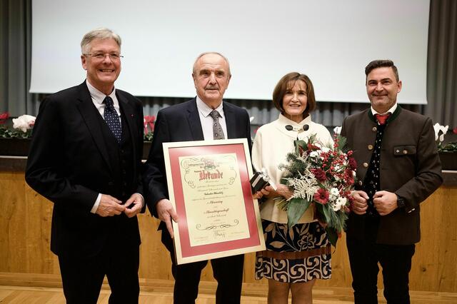 Landeshauptmann Peter Kaiser mit Valentin Blaschitz, Gattin Anni und Völkermarkts Bürgermeister Markus Lakounigg | Foto: LPD Kärnten/ Varh