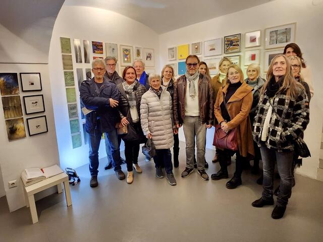 Obmann Andreas Jerlich (links) und Bürgermeisterin Lisa Lobnik (3. von links) mit teilnehmenden Künstlern bei der Vernissage in der Galerie | Foto: Jürgen Lamprecht