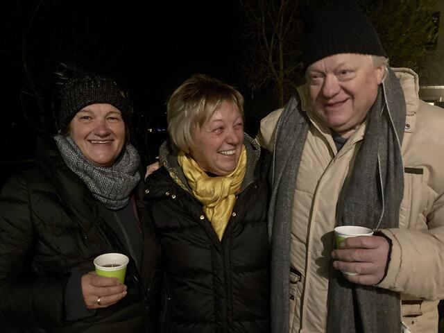 In der Mitte Theresa Hubmann, li. Anita, re. Stefan Kurzmann. Tut wirklich allen gut, nach der langen Corona-Pandemie zusammenzurücken.