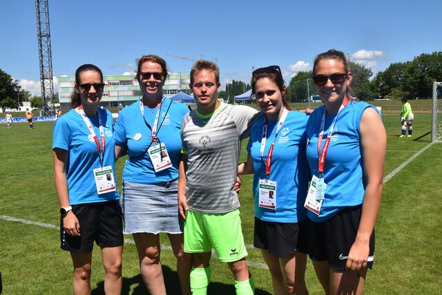 Der FC Südburgenland war u.a. beim Fußball mit Volunteers bei den Special Olympics Sommerspielen im Einsatz: Barbara Weber, Katja Konratz-Popofsits, Fußballer Dominik, Stephanie Jandl und Katja Graf | Foto: Michael Strini