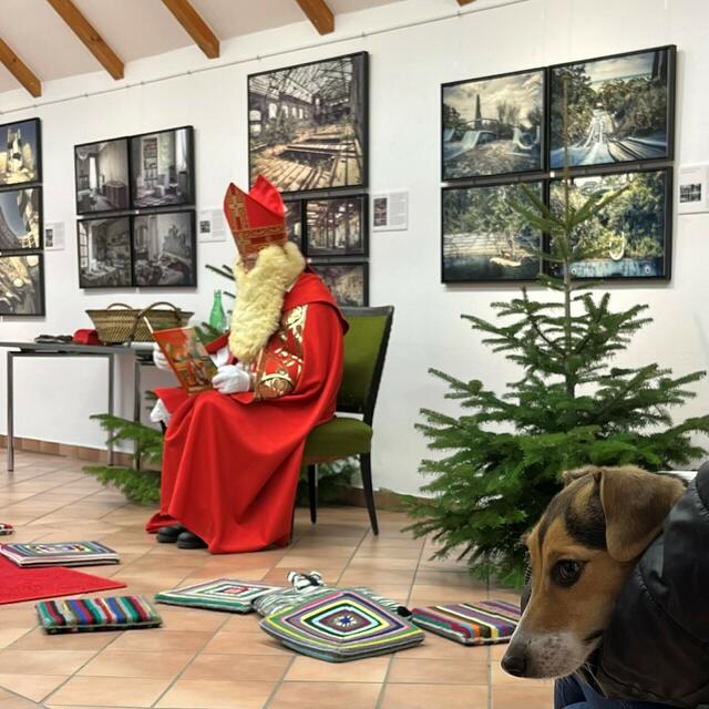 Der Nikolaus las von der Legende seines Lebens. | Foto: Stadtbücherei Weiz