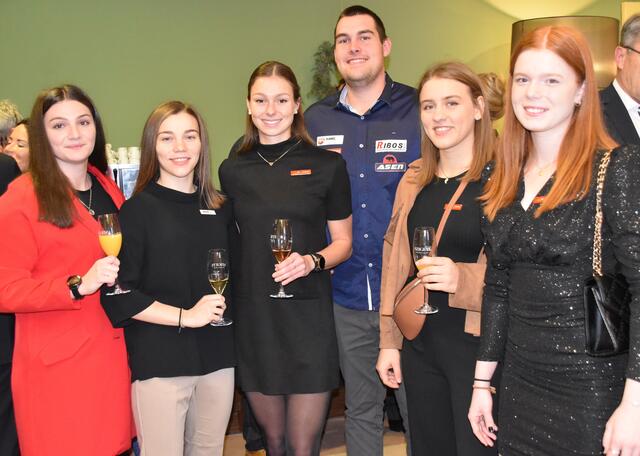 Bei der Sportpool-Weihnachtfeier: Laura Schmidt, Anna Fuhrmann, Ivonne und Nico Wiener, Lisa Fuhrmann und Tina Hetfleisch | Foto: Michael Strini