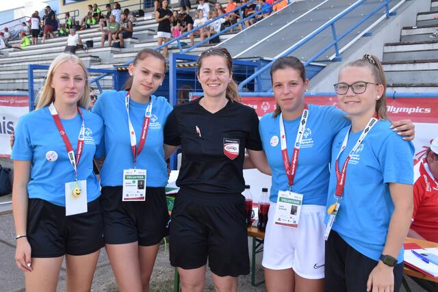 Fußballmädels im Stadion: Julia Heissenberger, Maike Groszmann, Kathrin Huber, Lena Schandl, Marie-Kristin Leitner | Foto: Michael Strini