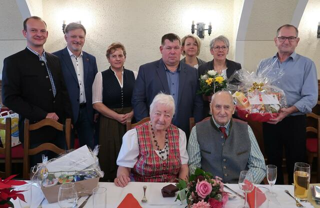 Das Jubelpaar Christine und Anton Tiefenbacher
mit Roland Enne, Vzbgm. Wolfgang Grünbichler, Marianne Enne, Bgm. Arthur Rasch, Andrea Stuphann, Christine Gruber und Hubert Mentil. | Foto: Foto: Gemeinde HG