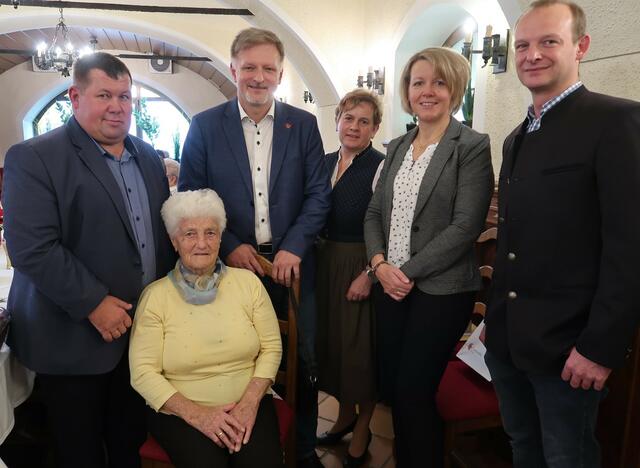 Geburtstagskind Maria Kendler mit Bgm. Arthur Rasch, Vzbgm. Wolfgang Grünbichler, Marianne Enne, Andrea Stuphann, Roland Enne
 | Foto: Foto: Gemeinde HG