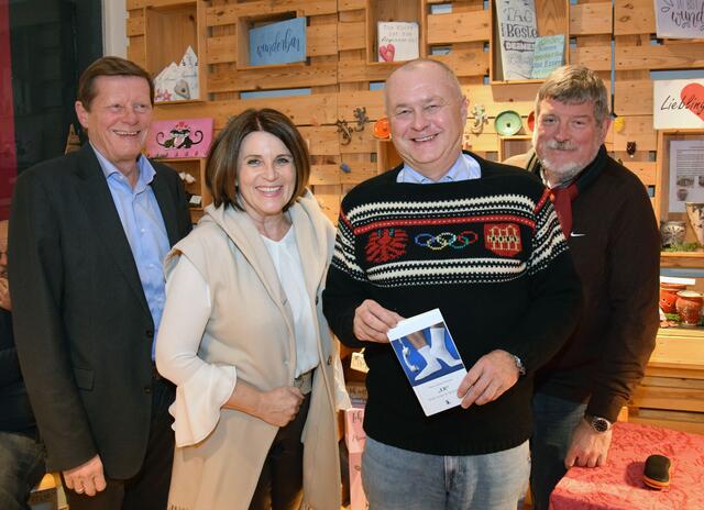 Bürgermeister Hans Stefan Hintner(2. von rechts) bei der Lesung mit Gemeinderat Martin Czeiner, Vizebürgermeisterin Franziska Olischer und Stadtrat Peter Maschat (von links). | Foto: Bernhard Garaus